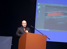 Профессор Ларин выступает на конференции в СПБ